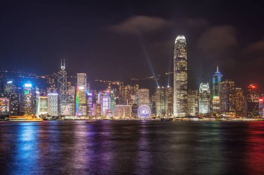 Hong Kong - 09 Aralık 2016: Akşam saatlerinde Hong Kong limanı manzarası.