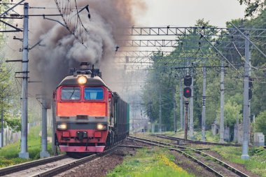 Yük treni tren istasyonundan ayrılıyor..