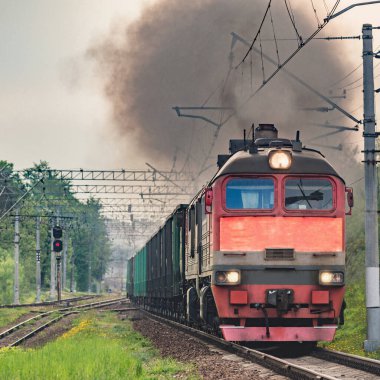 Yük treni tren istasyonundan ayrılıyor..