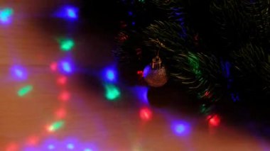 Noel ağacı dalına farklı renkler vurgu yapar. Yeni yıl için sihirli video ve noel yayını, sunumlar, müzik videosu.