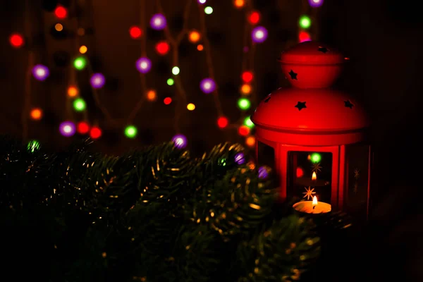 Weihnachtskarte. Weihnachten rot glühende Laterne mit geschmücktem immergrünen Baum auf dunklem Hintergrund — Stockfoto