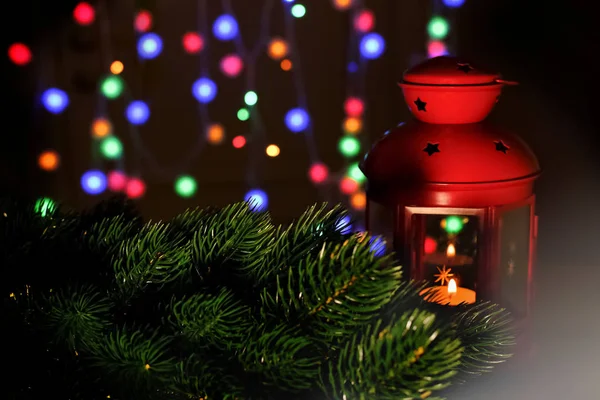Weihnachtskarte. weihnachtlich rot leuchtende Laterne mit geschmücktem immergrünen Baum auf dunklem Hintergrund. Nebel, — Stockfoto