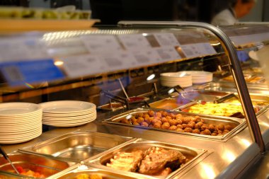 Tüm yiyecekler dışarıda, bir restoranın vitrininde. Ikea. Rusya