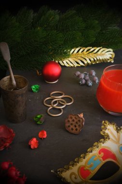 Noel arifesi. Romantik bir randevu. Masa, maske, hediyeler, Bloody Mary, antika, antika, ağaç. Fantezi, büyülü natürmort.