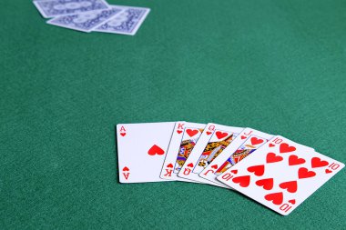 Pokerli kartlar. Floş royal. Yeşil bir arkaplanda