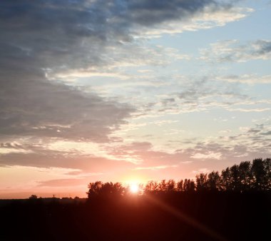 Sabah erkenden. Pembe ve mavi bahar manzarası. Pembe ve mavi c