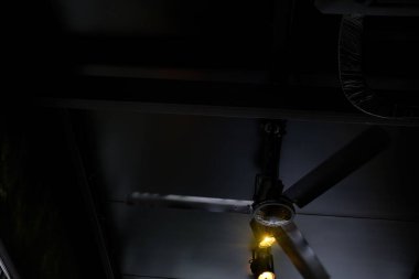 Siyah tavandaki veteriner. Evin içinde eski model ışıklar tavan lambası.