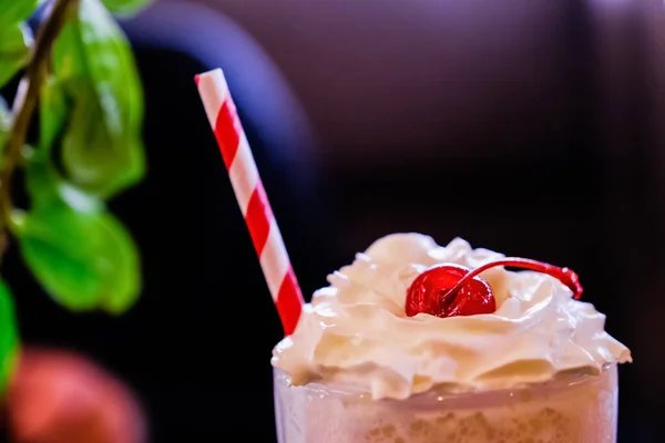 Koyu Arkaplanda Kremalı Kirazlı Milkshake — Stok fotoğraf
