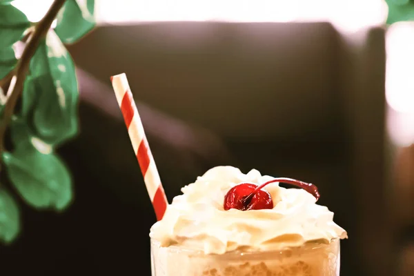 Cherry Milkshake Mörk Bakgrund — Stockfoto