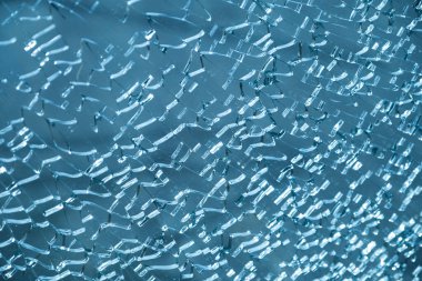 Kırık cam gösterileri. Kırık cam kırıkları. Mavi cam desen arka plan..