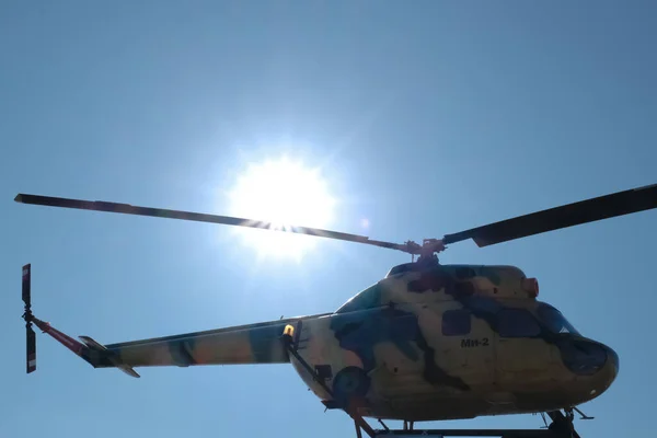 ロシアとロシアの古い軍事機器 2ヘリコプター ロシア連邦軍の文化とレクリエーションの軍事愛国公園 愛国者 2020年3月8日 — ストック写真