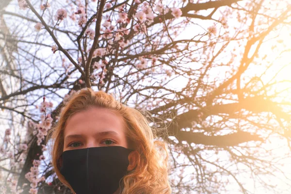 Κορίτσι Ιατρική Μάσκα Φόντο Ανθισμένων Δέντρων Μάσκα Είναι Μαύρη Προστασία — Φωτογραφία Αρχείου