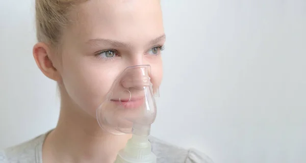 Girl Asthma Inhaler Girl Asthma Allergy Problems Making Inhalation Mask — Stock Photo, Image