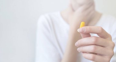 Elinde tablet olan bir kızın eli. Boğaz ağrısı. Soğuk ya da virüs. Uzayı kopyala