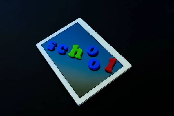 Tablet Com Texto School Tablet Tecnologia Educação Levitação Fundo Preto — Fotografia de Stock