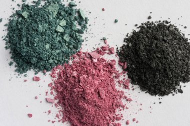 Teal, Pembe ve Kömür Ezilmiş Göz Gölgesi