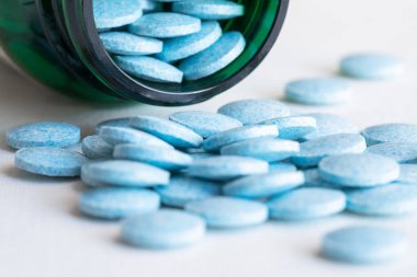 Bir şişeden dökülen B12 vitamini takviyeleri