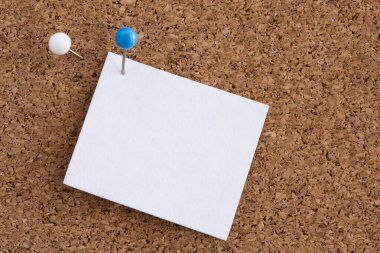 Mantar tahtadaki boş bir kağıt parçası.