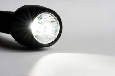 Beyaz Arkaplanda Aydınlatılmış El Feneri