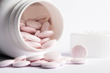 Melatonin bir şişeden döküldü.