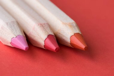 Pembe, Kırmızı ve Turuncu Renkli Kalemler