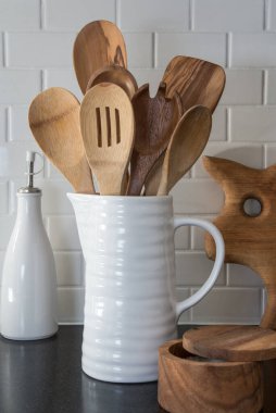 Bir sürahide tahta kaşıklar