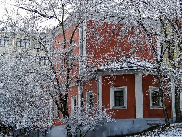 Зимний город в снегу. — стоковое фото