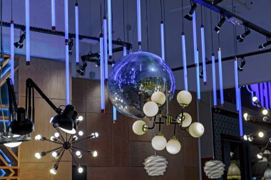 Mavi, beyaz ve sarı ışık. Aydınlatma aygıtlarının çeşitliliği