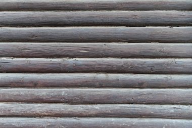 Kütüklerden yapılmış eski bir ahşap evin mimarisinin bir parçası..