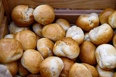 Kızarmış çörekler marketteki bir kutuda..