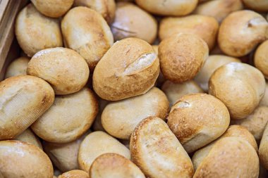 Kızarmış çörekler marketteki bir kutuda..