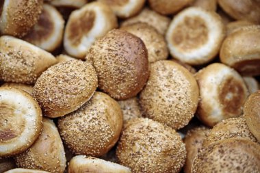 Kızarmış çörekler marketteki bir kutuda..