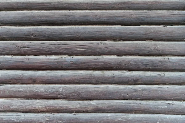 Um elemento da arquitetura de uma antiga casa de madeira feita de troncos . — Fotografia de Stock