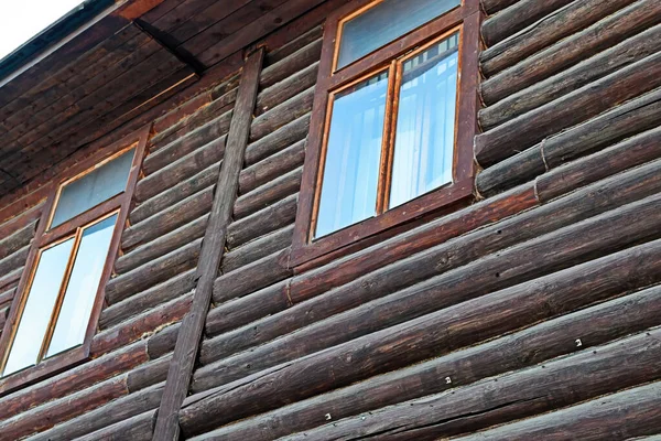 Un elemento dell'architettura di una vecchia casa in legno fatta di tronchi . — Foto Stock