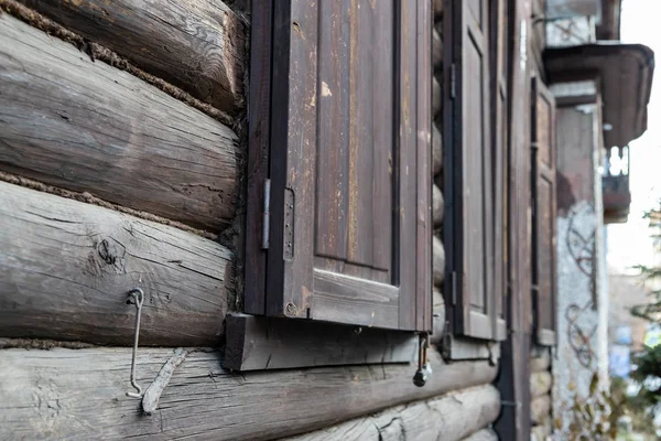 통나무로 만든 오래 된 목조 건물의 건축 재료. — 스톡 사진