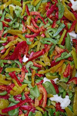 Mevsimlik sebzeler markette kutulara istiflenir..