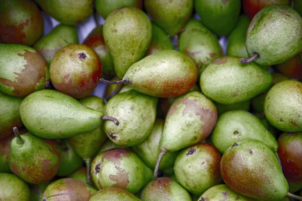 Las frutas de temporada se colocan en cajas en la tienda de comestibles . —  Fotos de Stock