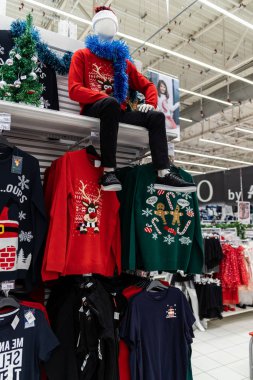 Moskova, Rusya 11.29.2019. Süpermarket Achan. Mağazanın Noel süslemesi.