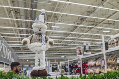 Moskova, Rusya 11.29.2019. Süpermarket Achan. Mağazanın Noel süslemesi.