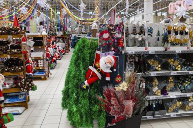 Moskova, Rusya 11.29.2019. Süpermarket Achan. Mağazanın Noel süslemesi.