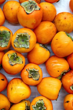 Trabzon hurması süpermarkette rafta