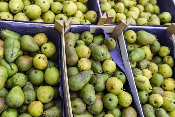 Las frutas de temporada se colocan en cajas en la tienda de comestibles . —  Fotos de Stock