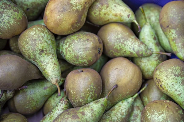 Las frutas de temporada se colocan en cajas en la tienda de comestibles . —  Fotos de Stock