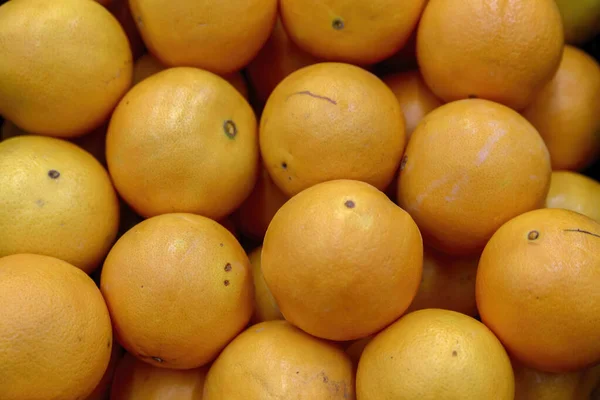 Апельсины в стойке в супермаркете — стоковое фото