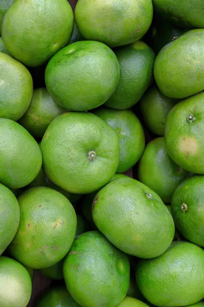 Cosecha de pomelo. muchos pomelos. pomelos para texturas y fondos alimenticios. Un telón de fondo de pomelos . —  Fotos de Stock
