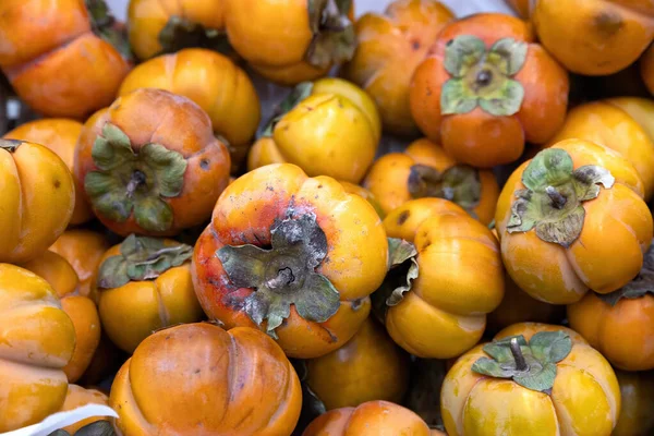 Persimmon sur étagère au supermarché — Photo