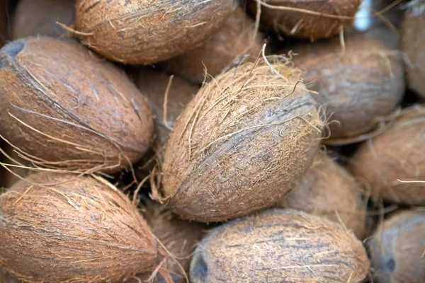 Primer plano de los cocos en el mercado — Foto de Stock