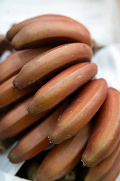 Kilka bananów na polach w supermarkecie — Zdjęcie stockowe