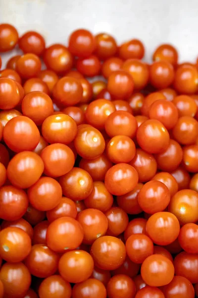 Os vegetais estão cheios de vitaminas. Tomates frescos e maduros em uma cesta em uma prateleira de supermercado — Fotografia de Stock