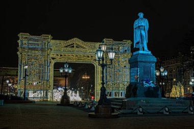 - Rusya. Moskova. 12.22.2019. Şehir yeni yıl için şenlikli aydınlatmayla süslenmiştir. Madalyalı sermaye. Rusya 'ya bir gezi. Noel ağacı.